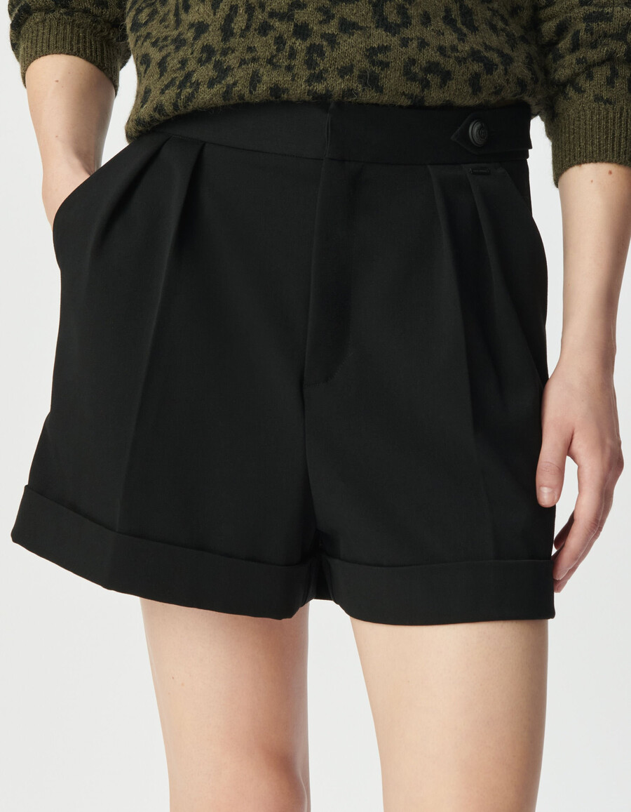 schwarze weite damenshorts mit umschlag