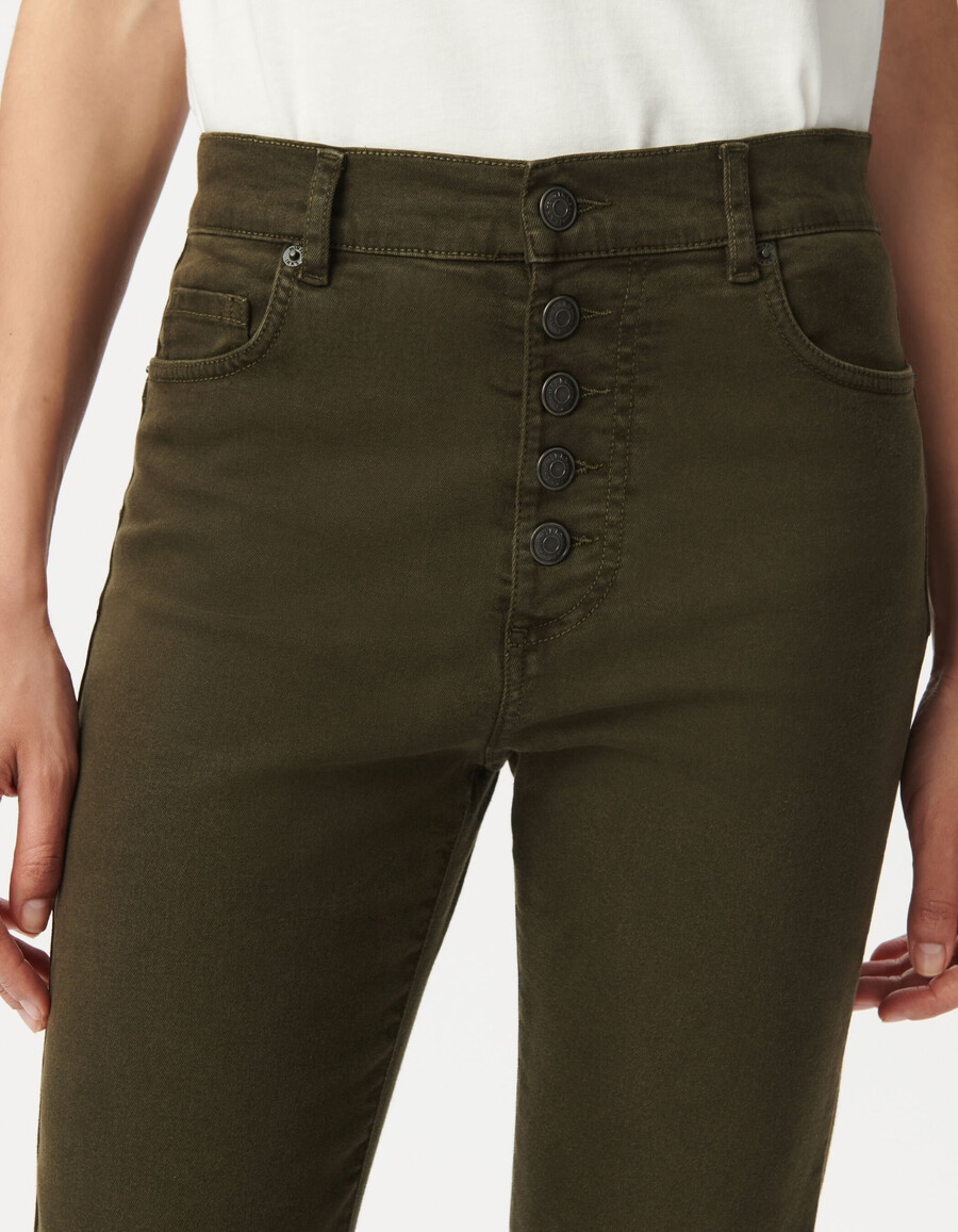 khakifarbene damen-schlagjeans mit sichtbaren knöpfen