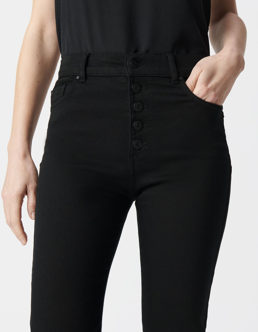 schwarze hochgeschnittene wasserlose damen-schlagjeans mit hohem bund