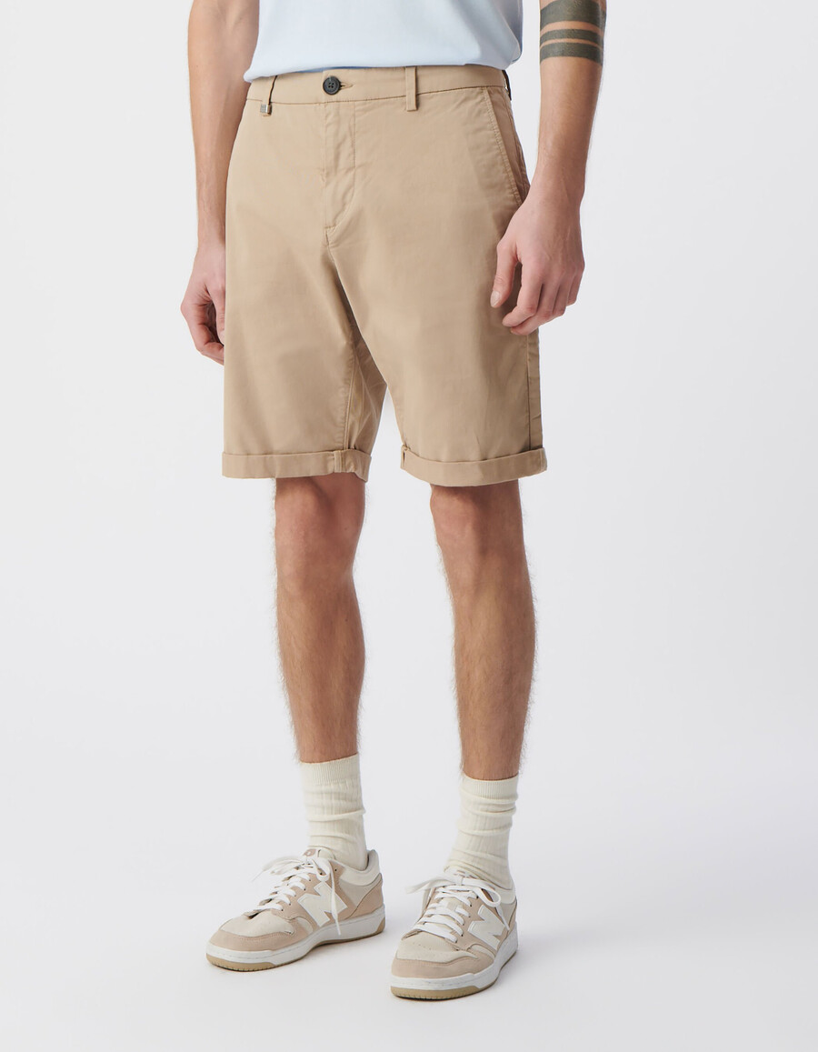 sandige schmal zulaufende chino-bermudas für herren