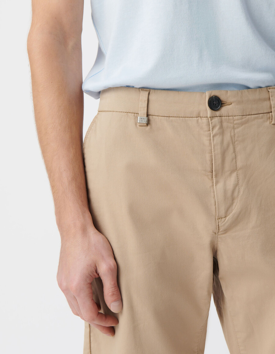 sandige schmal zulaufende chino-bermudas für herren