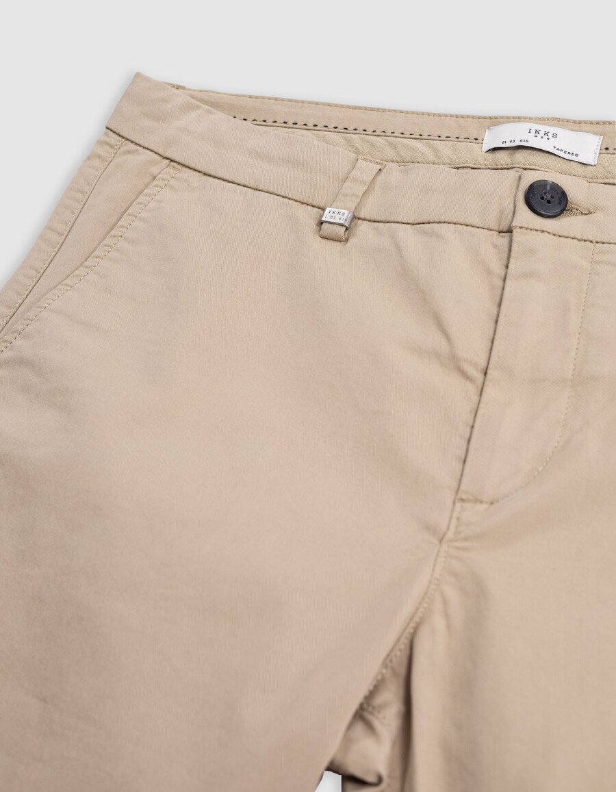 sandige schmal zulaufende chino-bermudas für herren