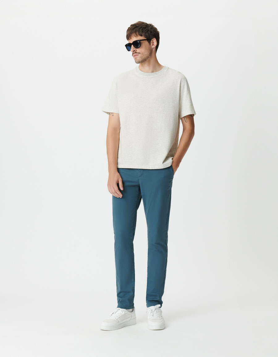 herren-chinos in grau und blau schmal geschnitten