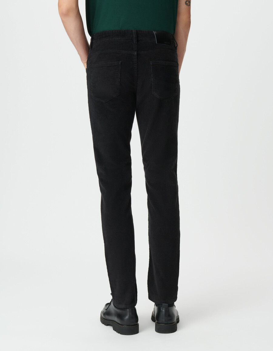 schwarze herren-cordhose in schmaler passform