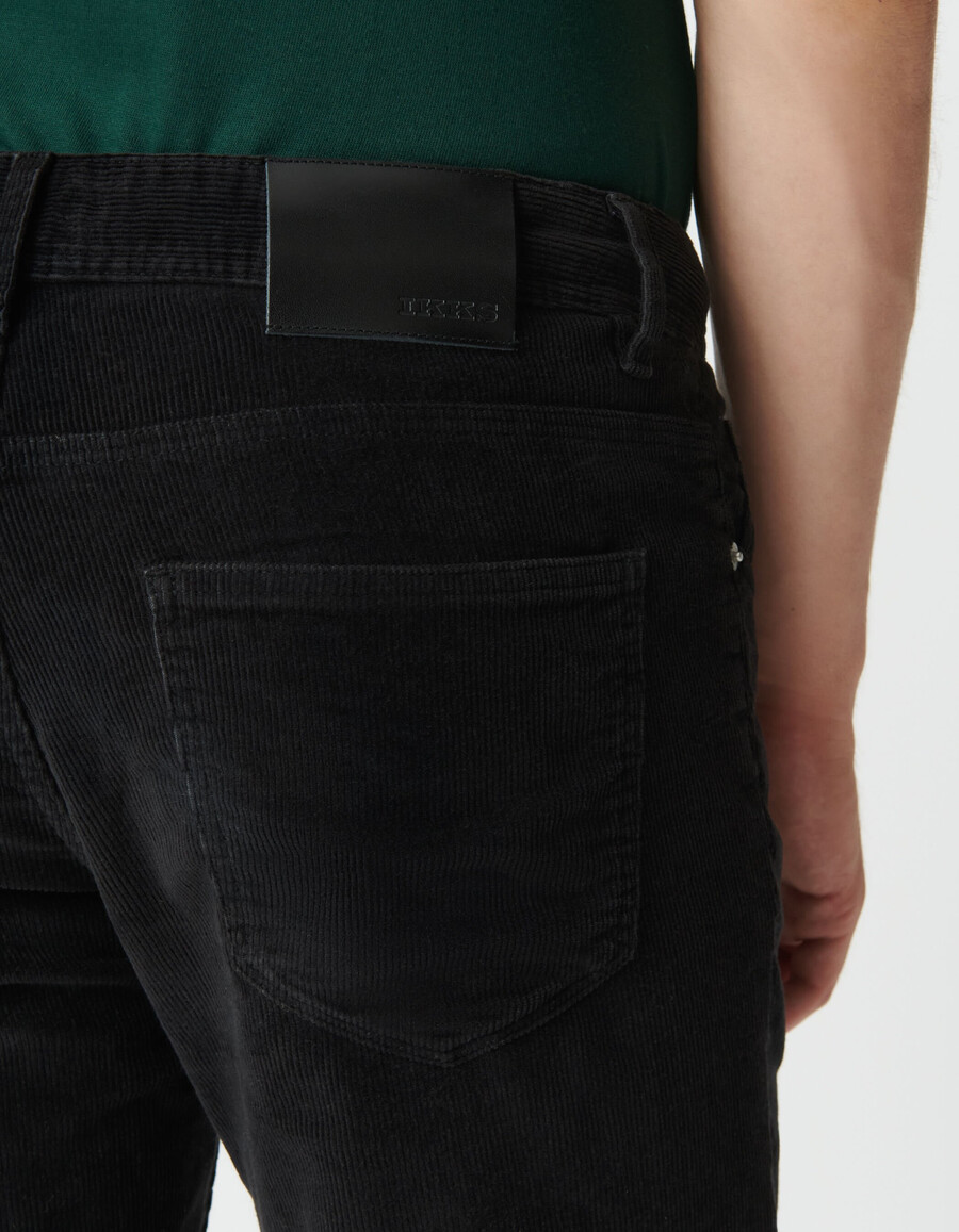 schwarze herren-cordhose in schmaler passform